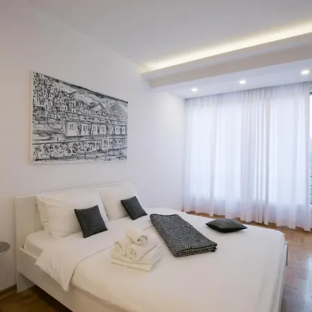 Seven Hills Riverside Apartman *
